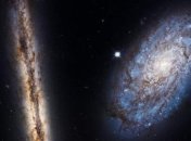 К своему 27-летию "Хаббл" запечатлел спиральную галактическую пару