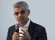 Мэр Лондона намерен запретить рекламу фастфуда на транспорте