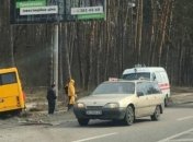 На трассе под Киевом маршрутка влетела в столб, есть пострадавшие (фото и видео)