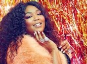 Такая, какая есть: Lizzo поделилась пляжными снимками в купальнике