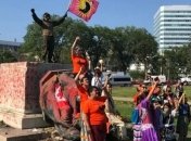 В Канаде повалили на землю статуи двух британских королев (видео)