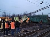 Под Днепром ночью сошли с рельсов вагоны грузового поезда: ЧП попало на фото
