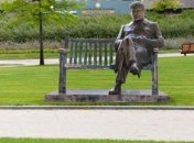 Шахтер "спрятал" статую Луческу после того, как Мистер возглавил Динамо (Видео)