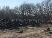 "Утилизация" в жилом районе? В сети показали, куда вывозят убранные из Киева шины (фото)