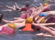 Развлекаются как могут: сеть повеселил заплыв на надувных женщинах в России