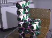 "Комнатные роботы": взгляните, как маленькие механизмы собираются в стул (Видео)