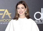 Энн Хэтэуэй в стильном образе посетила мероприятие в Нью-Йорке