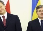 Коморовский: Янукович продолжает лавировать между Востоком и Западом