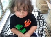 ВИДЕОпозитив: малыш засыпает в супермаркете