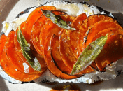 Тост с тыквой и сыром дорблю