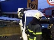 В Киеве возле АЗС произошло ДТП: столкнулись фура и две легковушки (фото, видео)