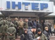 Активисты полка "Азов" заблокировали здание телеканала "Интер"