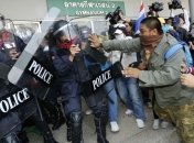 Таиланд: Полиция использовала слезоточивый газ против манифестантов