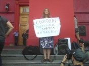 Студенты собрались у здания КНУ с плакатами "Портнов, пора в Ростов"