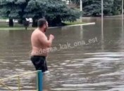 Тренд 2021: в затопленном Измаиле люди купаются прямо на городских улицах (видео)