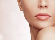 Что делать, если потрескались или обветрились губы 