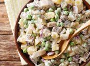 Поєднання ніжної картоплі з інтенсивним смаком оселедця створює чудовий контраст, який багатьом сподобається