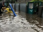 Одеса встала після потопу: маршрутки тонуть, люди їздять в вантажівках за цінами таксі (відео)