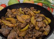 Печінка з яблуками — дуже смачно