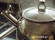 Це не тільки псує зовнішній вигляд чайника, але і може негативно вплинути на смак чаю (зображення створено за допомогою ШІ)