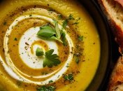 Этот суп станет отличным вариантом обеда (изображение создано с помощью ИИ)