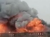 Пожар видно почти со всех концов Питера: в РФ зрелищно горит фабрика, есть жертвы (видео)