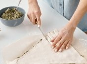 Вкусный, изысканный и не сложный: рецепт рыбного пирога на новогодний стол (видео)