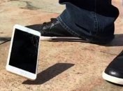 Почему смартфон чаще всего падает экраном вниз
