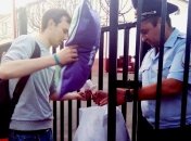 В шортах и ​​тапочках: выяснилась причина задержания Навального