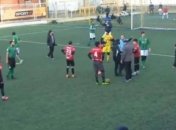 Запальні хлопці: масова бійка під час футбольного матчу в Дагестані (Відео)