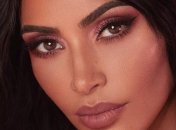 В цветах и без одежды: Ким Кардашьян скопировала фотосессию Пэрис Хилтон