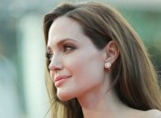 Анджелина Джоли везет приемного сына на его родину