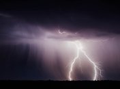 Молнии за одну ночь сожгли два дома на Черниговщине