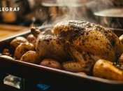 Чтобы птица получилась сочной и ароматной, ее нужно правильно запекать (изображение создано с помощью ИИ)