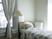 Обираємо штори в спальню кімнату: види, колір та цілі