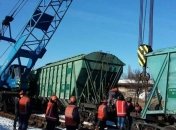 В Каменке подняли все сошедшие с рельс вагоны, задерживаются 8 поездов