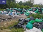 В Сумах под открытым небом обнаружили свалку особо опасных медицинских отходов (фото и видео)