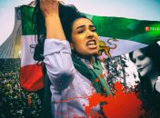 Иранские женщины показательно жгут хиджабы и ходят по улицам с непокрытой головой