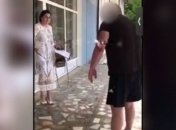 "Украла 4 года жизни": на Буковине мужчина облил преподавательницу фекалиями из-за диплома сына (видео)
