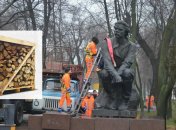 Памятник "Горький на унитазе" согласны продать россиянам