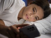 Телефон шкодить очам і заважає спокійно заснути