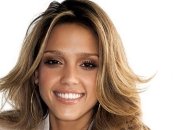 Джессика Альба показала, как возвращает себе стройную фигуру