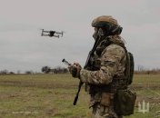 Український воїн із дроном