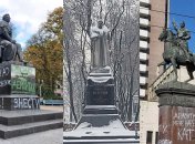Памятники Пушкину, Ватутину и Щорсу все еще "украшают" Киев
