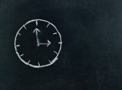 На этот раз стрелки будем переводить на час вперед