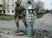 Не разорвавшийся снаряд возле жилого дома