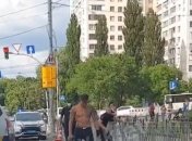 В Киеве неадекват с ножом набросился на полицейских, но получил бревном и оказался в наручниках (видео)