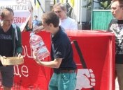 Под Верховной Радой активисты предлагали попить воды из решета