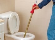 Как прочистить унитаз без вантуза