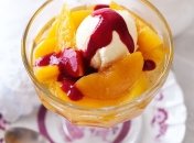 "Персик Мельба" — десерт з морозивом, ягодами та фруктами